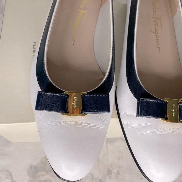 WINTER SPECIAL SALE‼️ Authentic Salvatore Ferragamo white leather flats